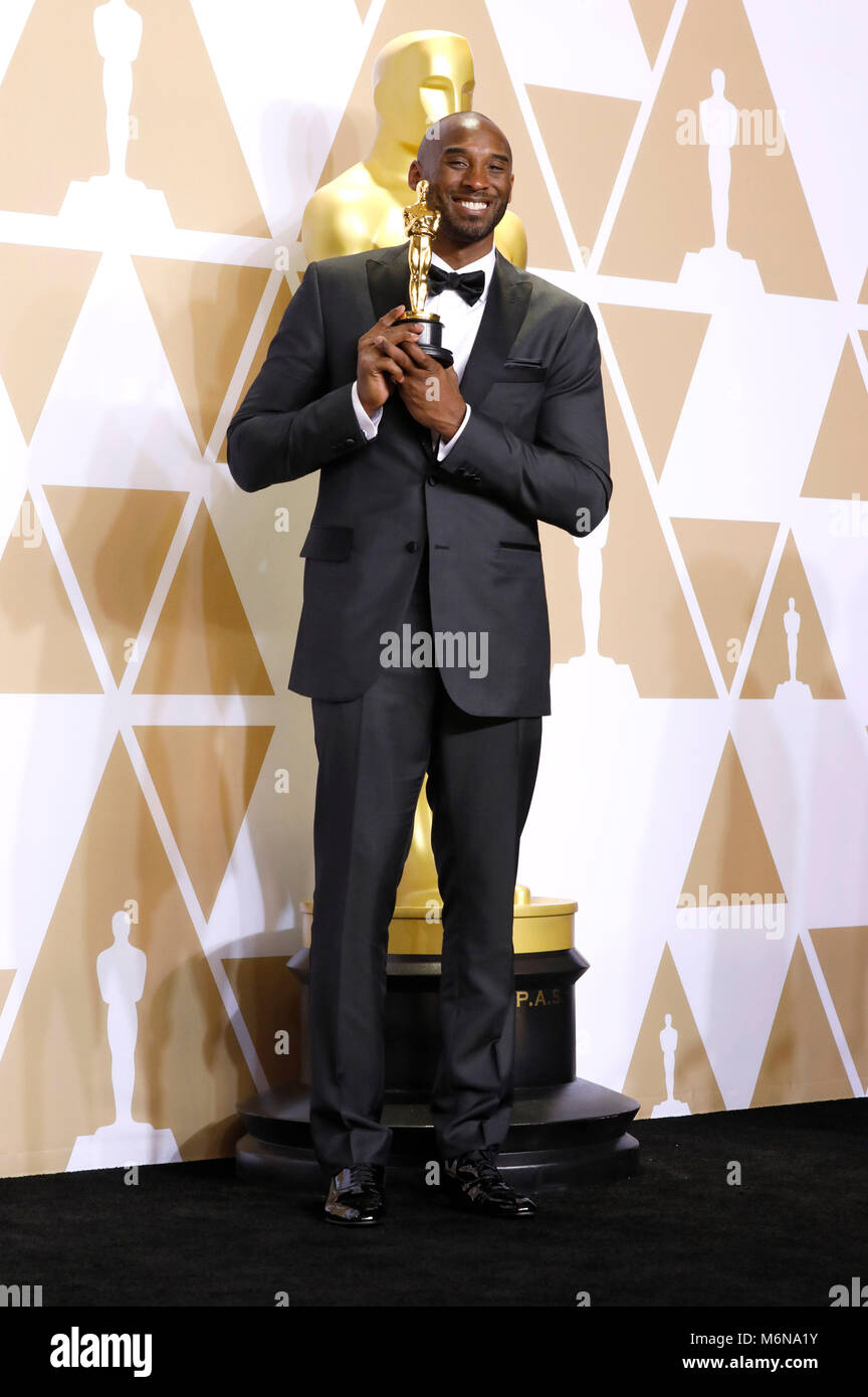 Kobe Bryant, vincitore del premio per il "Miglior Cortometraggio', pone in sala stampa al novantesimo annuale di Academy Awards di Hollywood & Highland Center su Marzo 4, 2018 in Hollywood, la California. Foto Stock