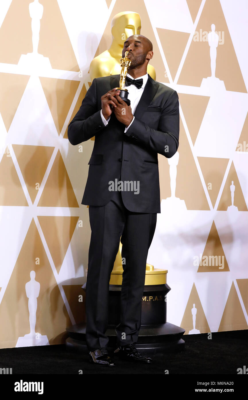 Kobe Bryant, vincitore del premio per il "Miglior Cortometraggio', pone in sala stampa al novantesimo annuale di Academy Awards di Hollywood & Highland Center su Marzo 4, 2018 in Hollywood, la California. Foto Stock