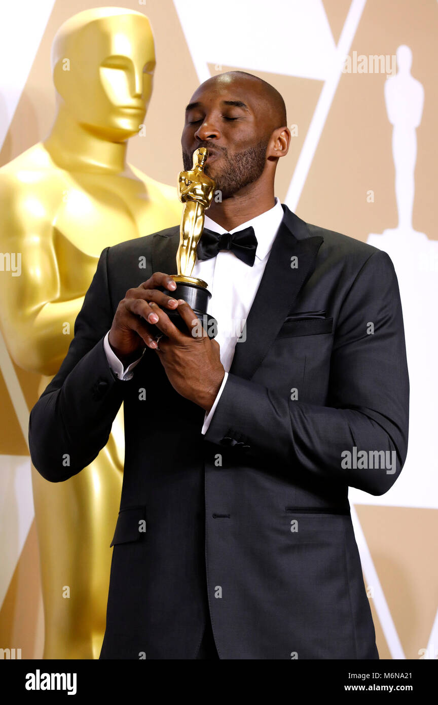 Kobe Bryant, vincitore del premio per il "Miglior Cortometraggio', pone in sala stampa al novantesimo annuale di Academy Awards di Hollywood & Highland Center su Marzo 4, 2018 in Hollywood, la California. Foto Stock