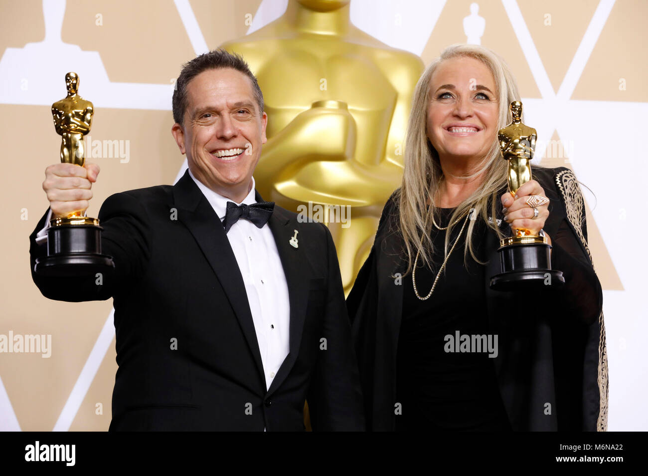 Lee Unkrich e darla K. Anderson, i vincitori del premio per la migliore animazione', pongono in sala stampa al novantesimo annuale di Academy Awards di Hollywood & Highland Center su Marzo 4, 2018 in Hollywood, la California. Foto Stock