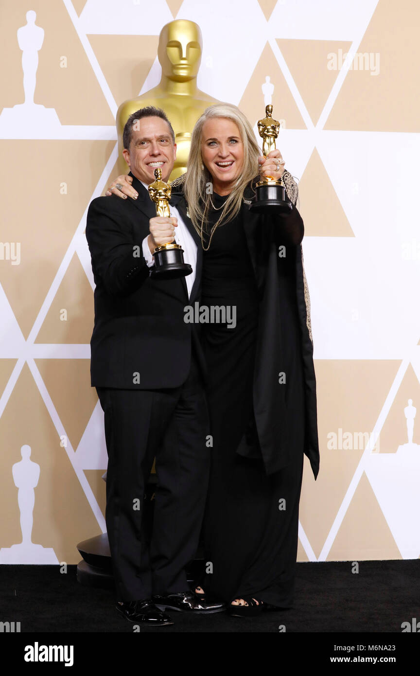 Lee Unkrich e darla K. Anderson, i vincitori del premio per la migliore animazione', pongono in sala stampa al novantesimo annuale di Academy Awards di Hollywood & Highland Center su Marzo 4, 2018 in Hollywood, la California. Foto Stock