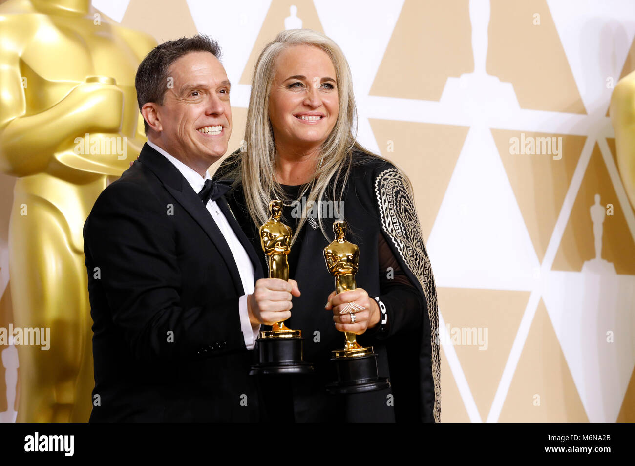 Lee Unkrich e darla K. Anderson, i vincitori del premio per la migliore animazione', pongono in sala stampa al novantesimo annuale di Academy Awards di Hollywood & Highland Center su Marzo 4, 2018 in Hollywood, la California. Foto Stock