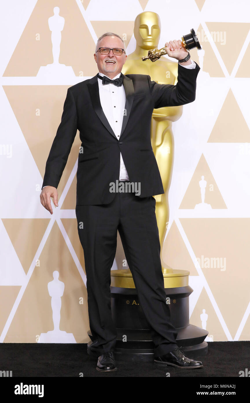 Lee Smith, vincitore del premio per il "Miglior Film Editing', pongono in sala stampa al novantesimo annuale di Academy Awards di Hollywood & Highland Center su Marzo 4, 2018 in Hollywood, la California. Foto Stock
