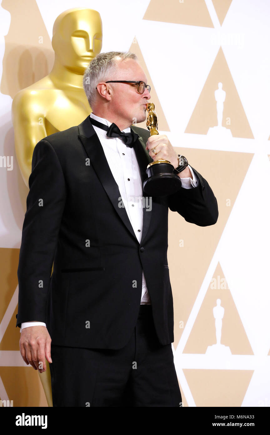 Lee Smith, vincitore del premio per il "Miglior Film Editing', pongono in sala stampa al novantesimo annuale di Academy Awards di Hollywood & Highland Center su Marzo 4, 2018 in Hollywood, la California. Foto Stock