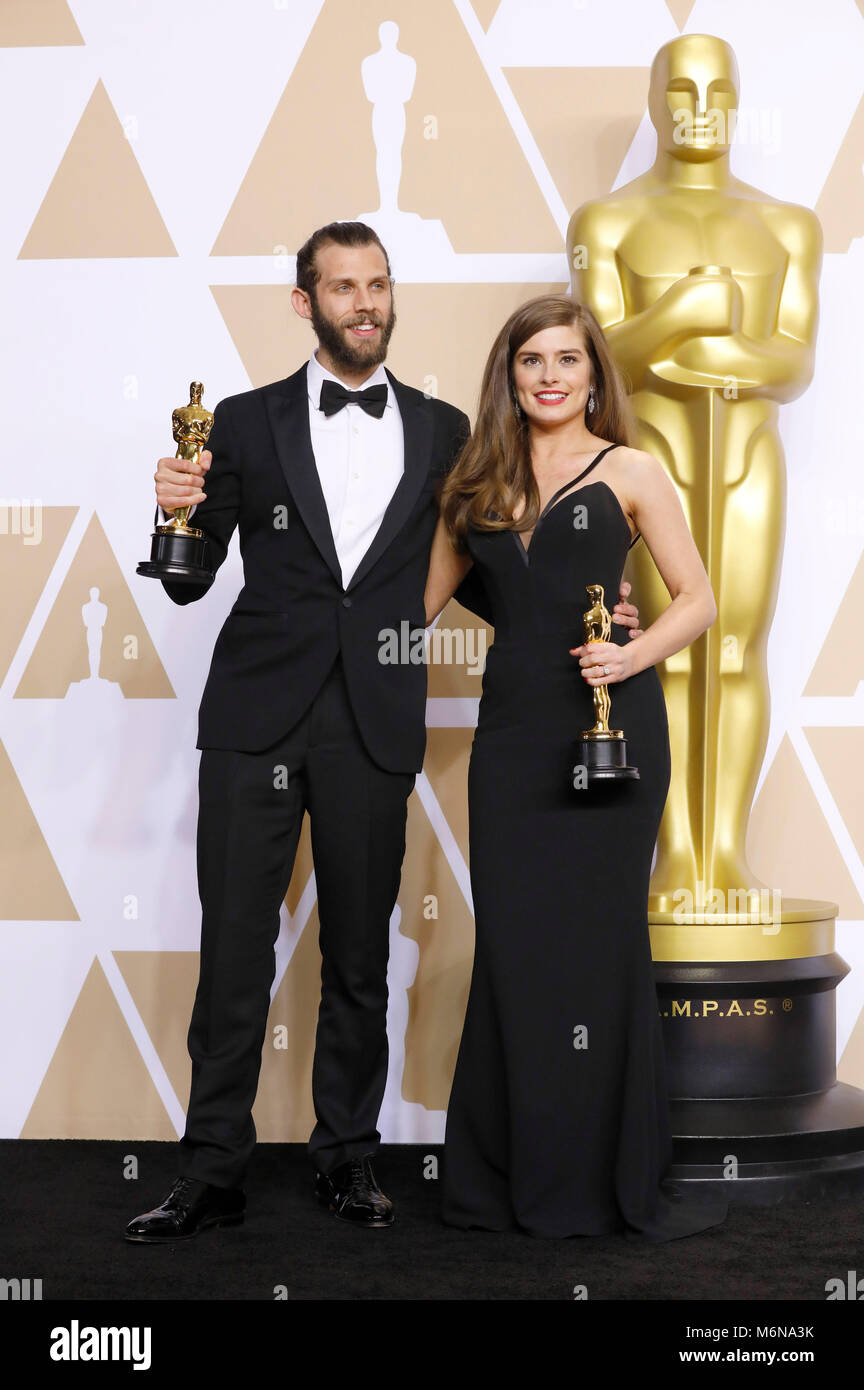 Chris Overton e Rachel Shenton, i vincitori del premio per "Best live action short film", pongono in sala stampa al novantesimo annuale di Academy Awards di Hollywood & Highland Center su Marzo 4, 2018 in Hollywood, la California. Foto Stock