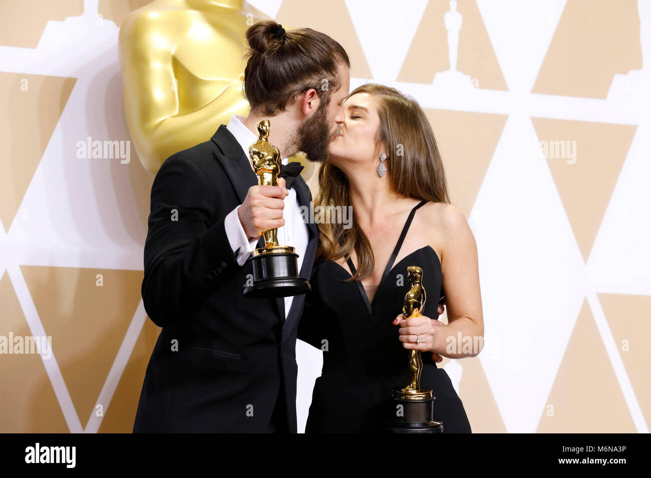 Chris Overton e Rachel Shenton, i vincitori del premio per "Best live action short film", pongono in sala stampa al novantesimo annuale di Academy Awards di Hollywood & Highland Center su Marzo 4, 2018 in Hollywood, la California. Foto Stock