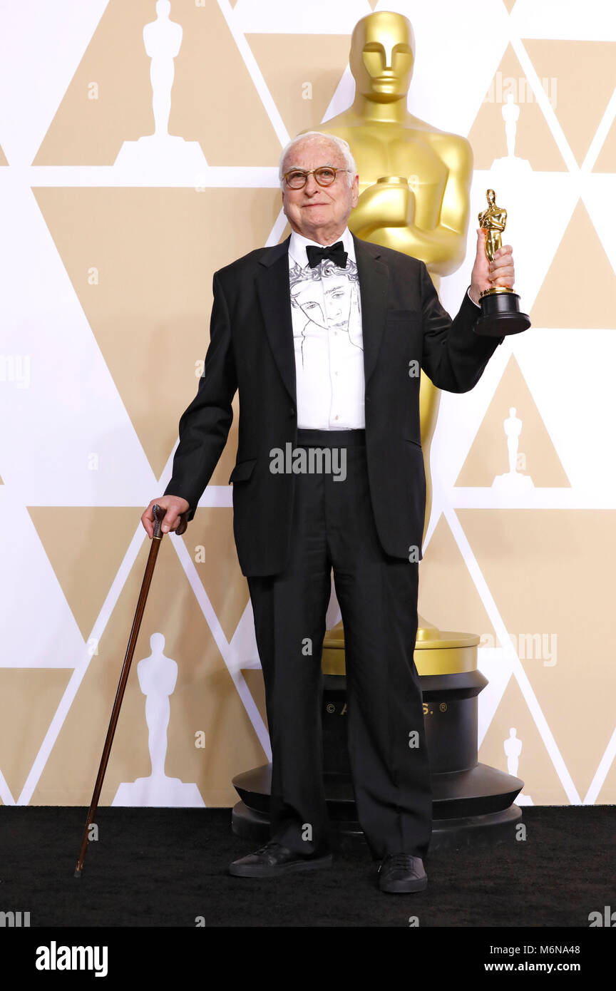 James Ivory, vincitore del premio per la migliore sceneggiatura adattata', pone in sala stampa al novantesimo annuale di Academy Awards di Hollywood & Highland Center su Marzo 4, 2018 in Hollywood, la California. Foto Stock
