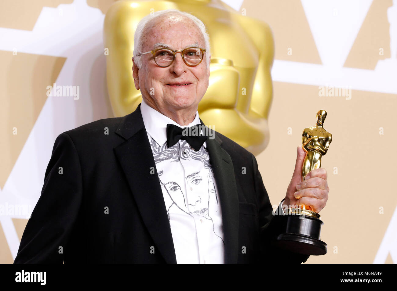 James Ivory, vincitore del premio per la migliore sceneggiatura adattata', pone in sala stampa al novantesimo annuale di Academy Awards di Hollywood & Highland Center su Marzo 4, 2018 in Hollywood, la California. Foto Stock