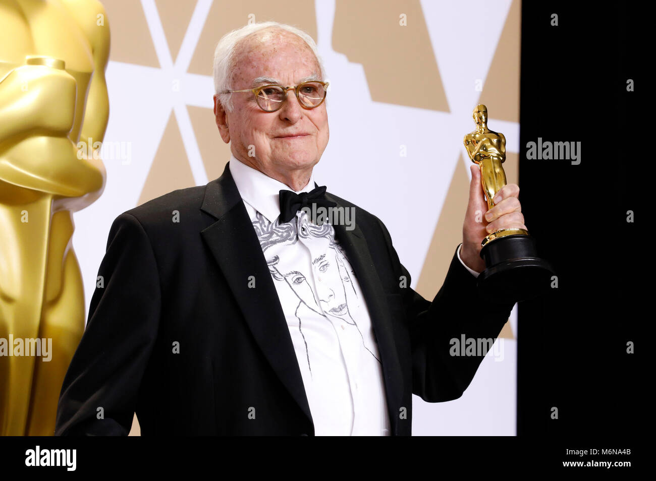 James Ivory, vincitore del premio per la migliore sceneggiatura adattata', pone in sala stampa al novantesimo annuale di Academy Awards di Hollywood & Highland Center su Marzo 4, 2018 in Hollywood, la California. Foto Stock
