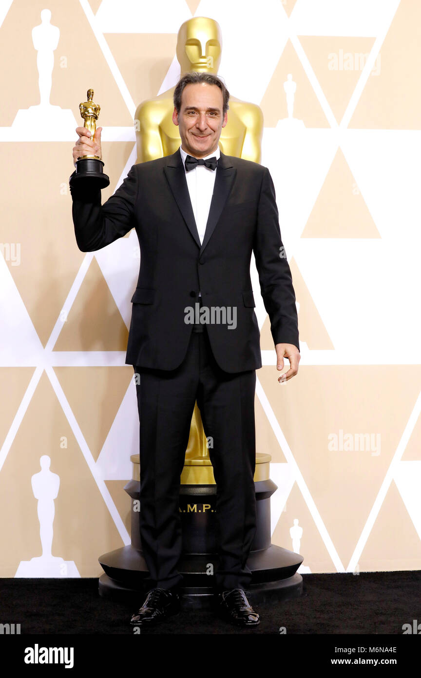 Alexandre Desplat, vincitore del premio per la migliore musica originale", pone in sala stampa al novantesimo annuale di Academy Awards di Hollywood & Highland Center su Marzo 4, 2018 in Hollywood, la California. Foto Stock