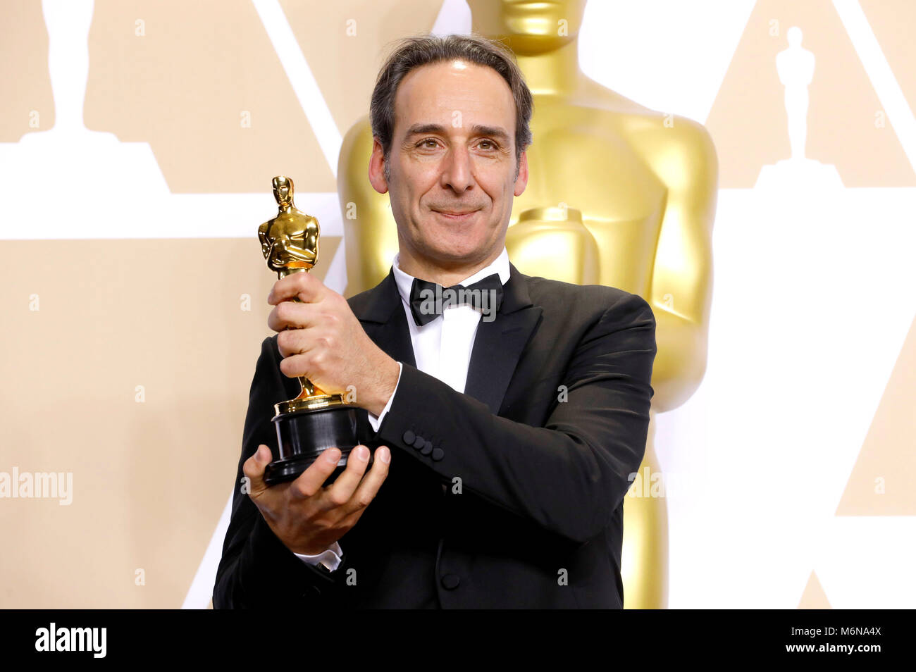 Alexandre Desplat, vincitore del premio per la migliore musica originale", pone in sala stampa al novantesimo annuale di Academy Awards di Hollywood & Highland Center su Marzo 4, 2018 in Hollywood, la California. Foto Stock