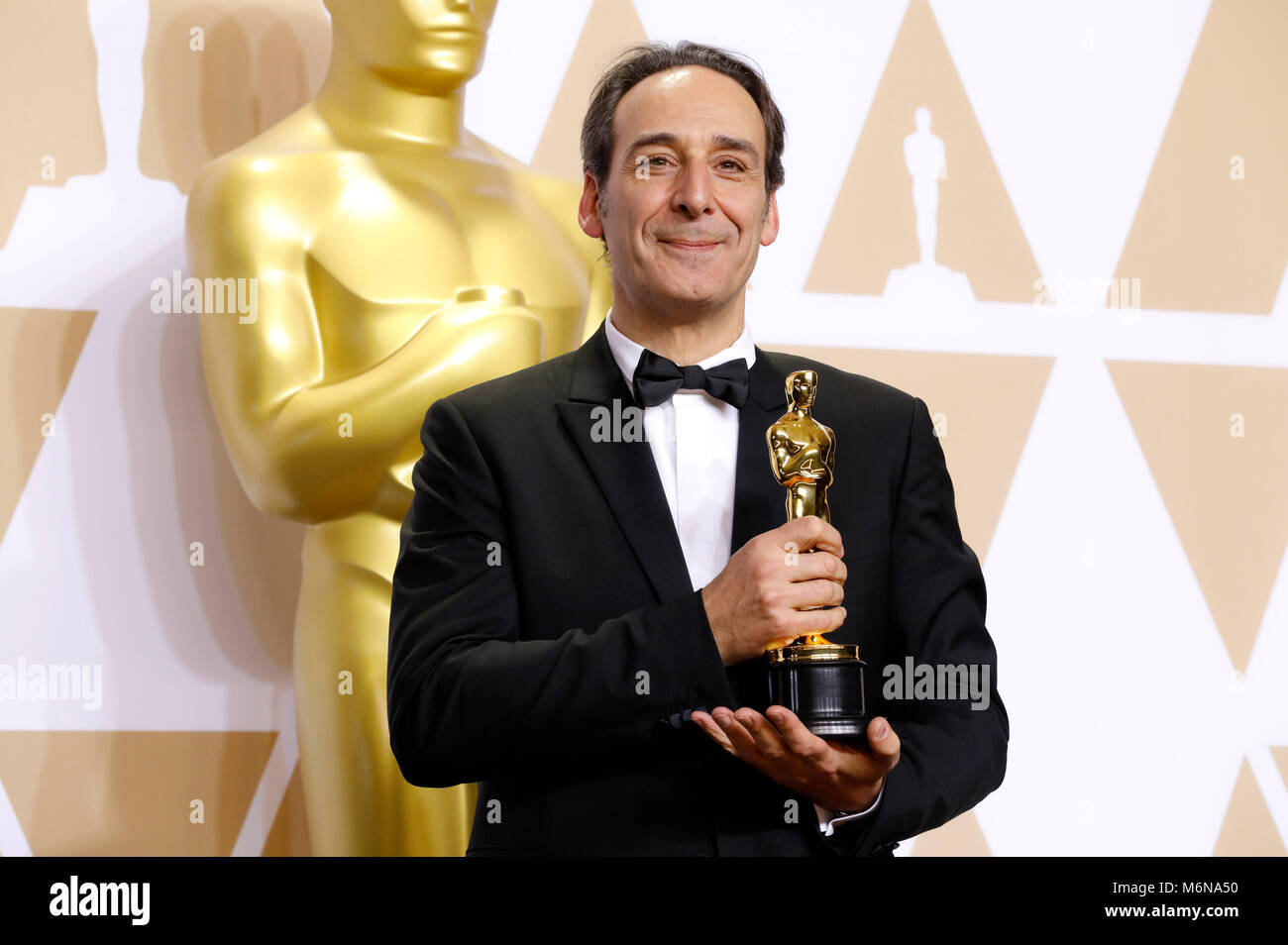 Alexandre Desplat, vincitore del premio per la migliore musica originale", pone in sala stampa al novantesimo annuale di Academy Awards di Hollywood & Highland Center su Marzo 4, 2018 in Hollywood, la California. Foto Stock