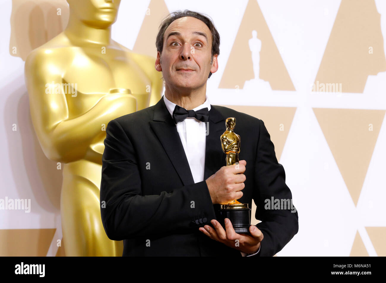 Alexandre Desplat, vincitore del premio per la migliore musica originale", pone in sala stampa al novantesimo annuale di Academy Awards di Hollywood & Highland Center su Marzo 4, 2018 in Hollywood, la California. Foto Stock