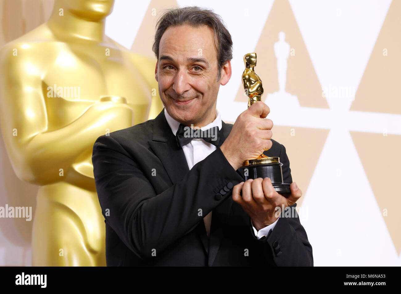 Alexandre Desplat, vincitore del premio per la migliore musica originale", pone in sala stampa al novantesimo annuale di Academy Awards di Hollywood & Highland Center su Marzo 4, 2018 in Hollywood, la California. Foto Stock