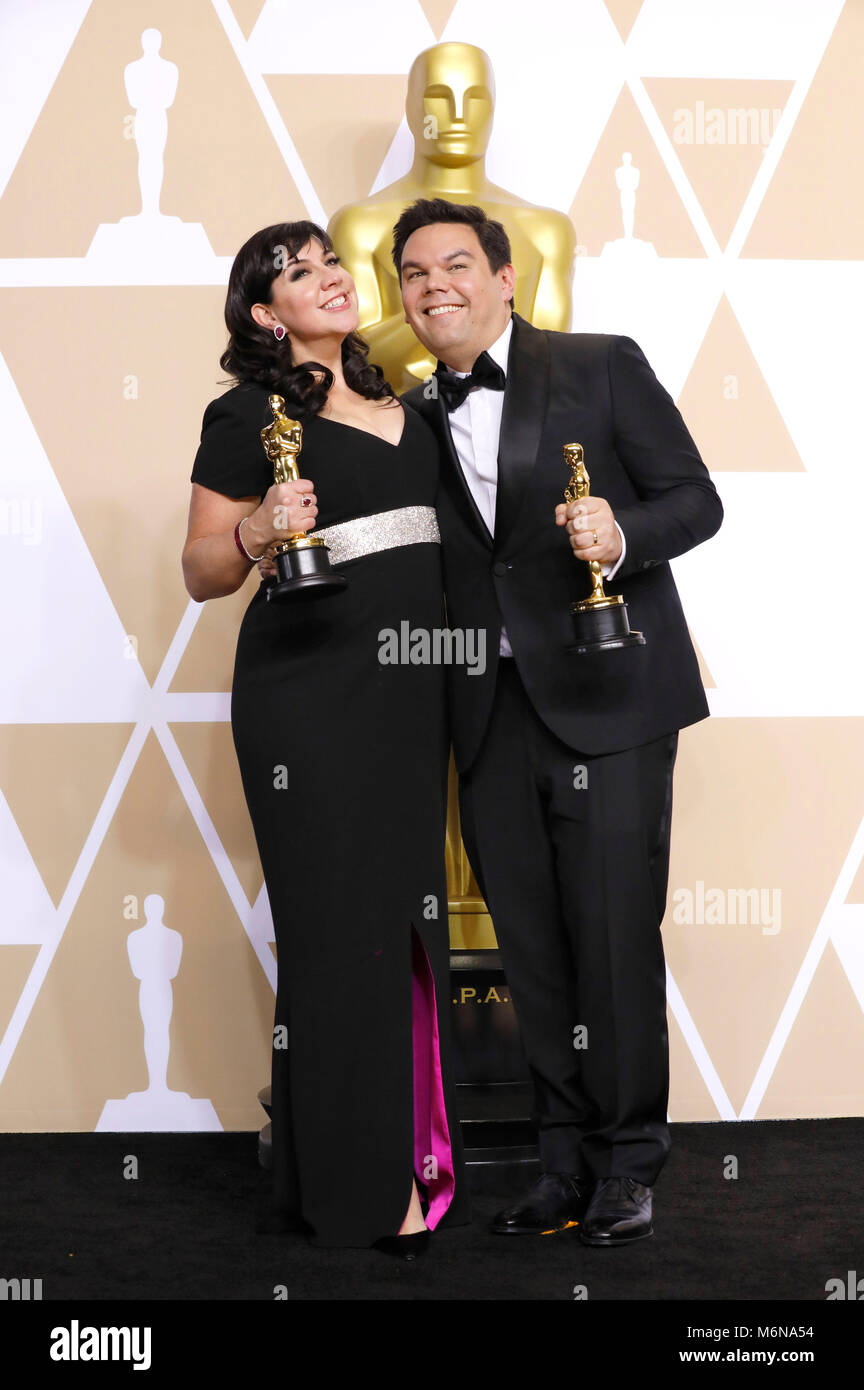 Kristen Anderson-Lopez e Robert Lopez, i vincitori del premio per il "miglior canzone originale', pongono in sala stampa al novantesimo annuale di Academy Awards di Hollywood & Highland Center su Marzo 4, 2018 in Hollywood, la California. Foto Stock