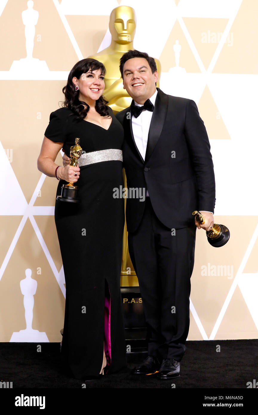Kristen Anderson-Lopez e Robert Lopez, i vincitori del premio per il "miglior canzone originale', pongono in sala stampa al novantesimo annuale di Academy Awards di Hollywood & Highland Center su Marzo 4, 2018 in Hollywood, la California. Foto Stock