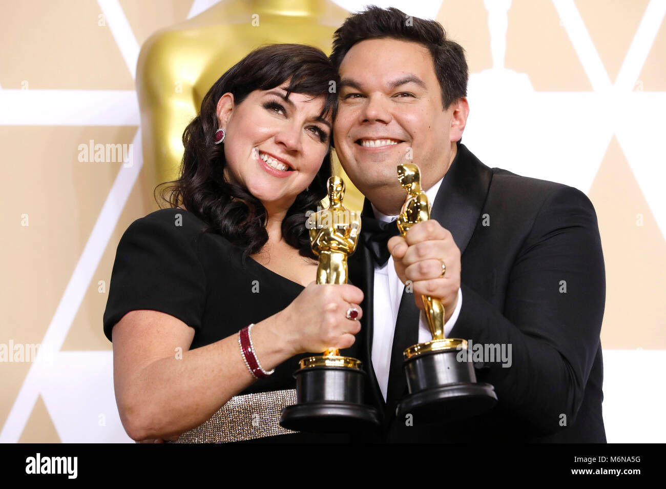 Kristen Anderson-Lopez e Robert Lopez, i vincitori del premio per il "miglior canzone originale', pongono in sala stampa al novantesimo annuale di Academy Awards di Hollywood & Highland Center su Marzo 4, 2018 in Hollywood, la California. Foto Stock