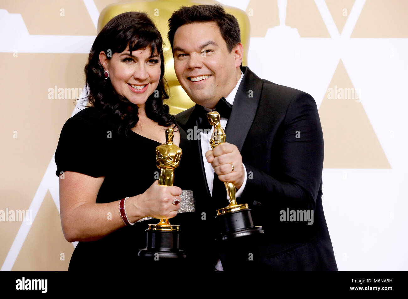 Kristen Anderson-Lopez e Robert Lopez, i vincitori del premio per il "miglior canzone originale', pongono in sala stampa al novantesimo annuale di Academy Awards di Hollywood & Highland Center su Marzo 4, 2018 in Hollywood, la California. Foto Stock