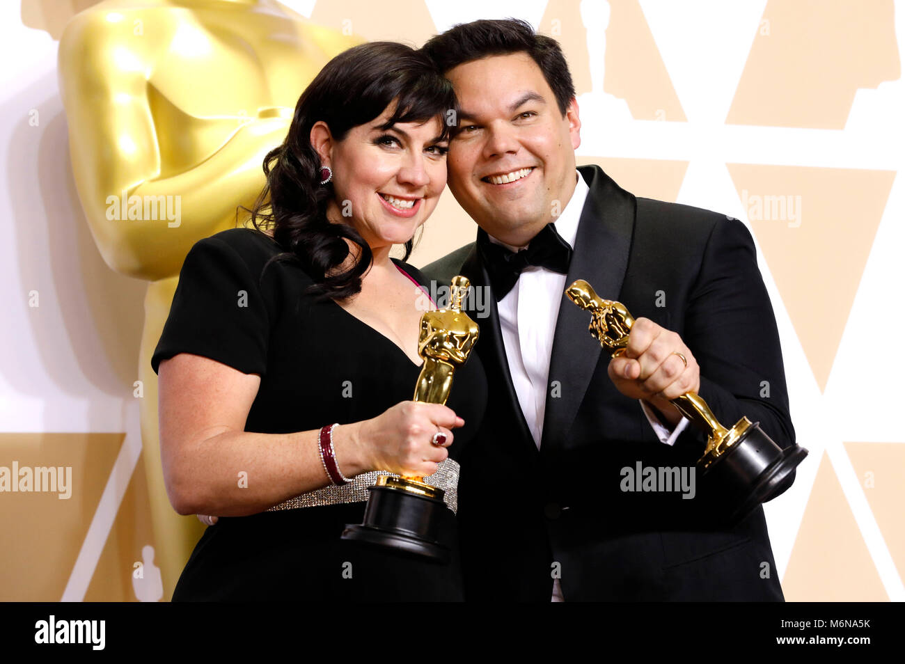 Kristen Anderson-Lopez e Robert Lopez, i vincitori del premio per il "miglior canzone originale', pongono in sala stampa al novantesimo annuale di Academy Awards di Hollywood & Highland Center su Marzo 4, 2018 in Hollywood, la California. Foto Stock