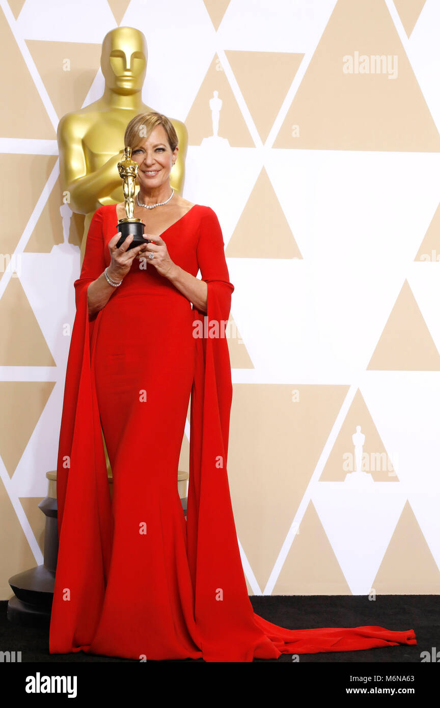 Allison Janney, vincitore del premio per la migliore attrice in un ruolo di supporto", pone in sala stampa al novantesimo annuale di Academy Awards di Hollywood & Highland Center su Marzo 4, 2018 in Hollywood, la California. Foto Stock