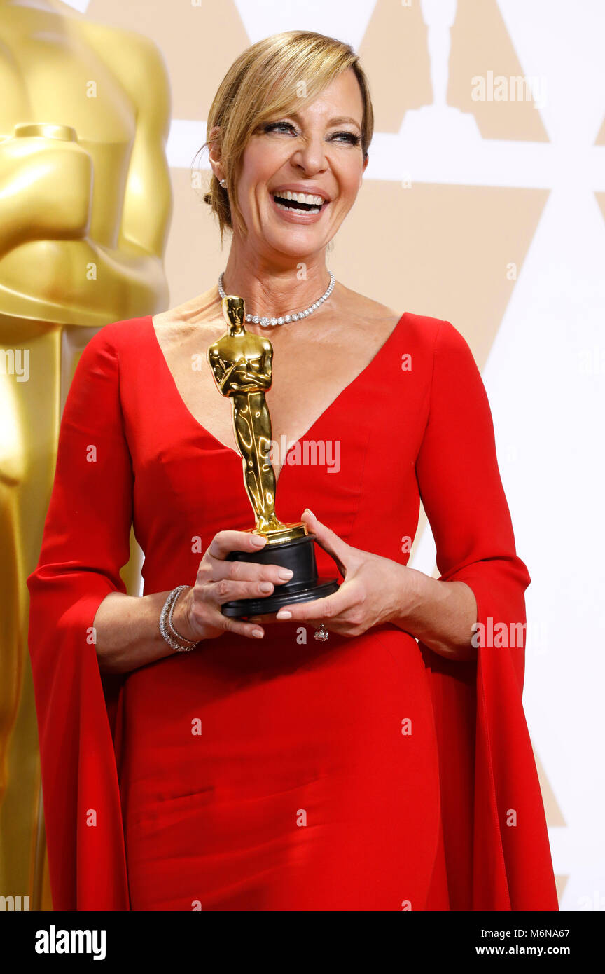 Allison Janney, vincitore del premio per la migliore attrice in un ruolo di supporto", pone in sala stampa al novantesimo annuale di Academy Awards di Hollywood & Highland Center su Marzo 4, 2018 in Hollywood, la California. Foto Stock