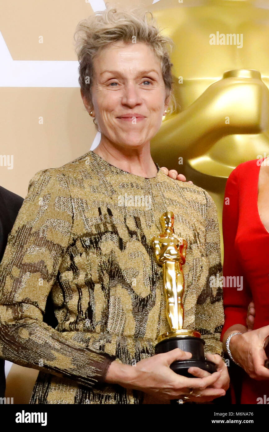 Frances McDormand, vincitore del premio per la migliore attrice in un ruolo di leader", pongono in sala stampa al novantesimo annuale di Academy Awards di Hollywood & Highland Center su Marzo 4, 2018 in Hollywood, la California. Foto Stock