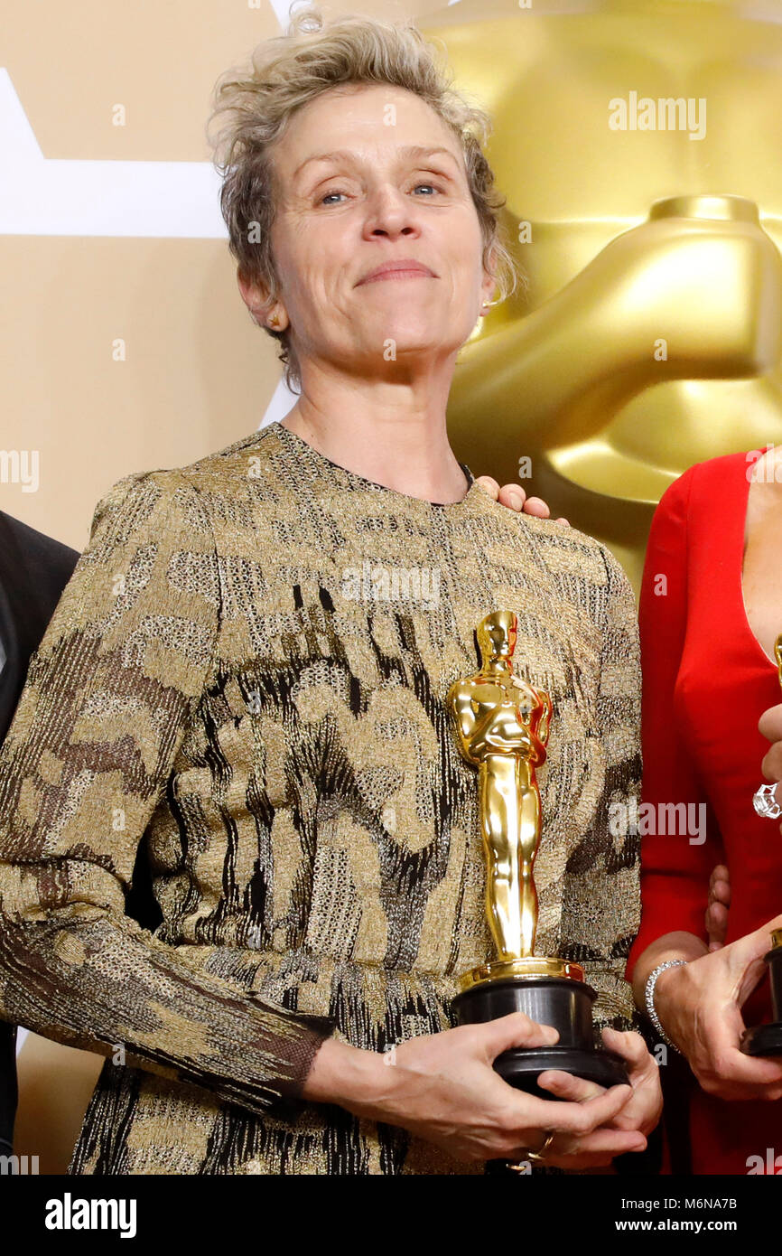 Frances McDormand, vincitore del premio per la migliore attrice in un ruolo di leader", pongono in sala stampa al novantesimo annuale di Academy Awards di Hollywood & Highland Center su Marzo 4, 2018 in Hollywood, la California. Foto Stock