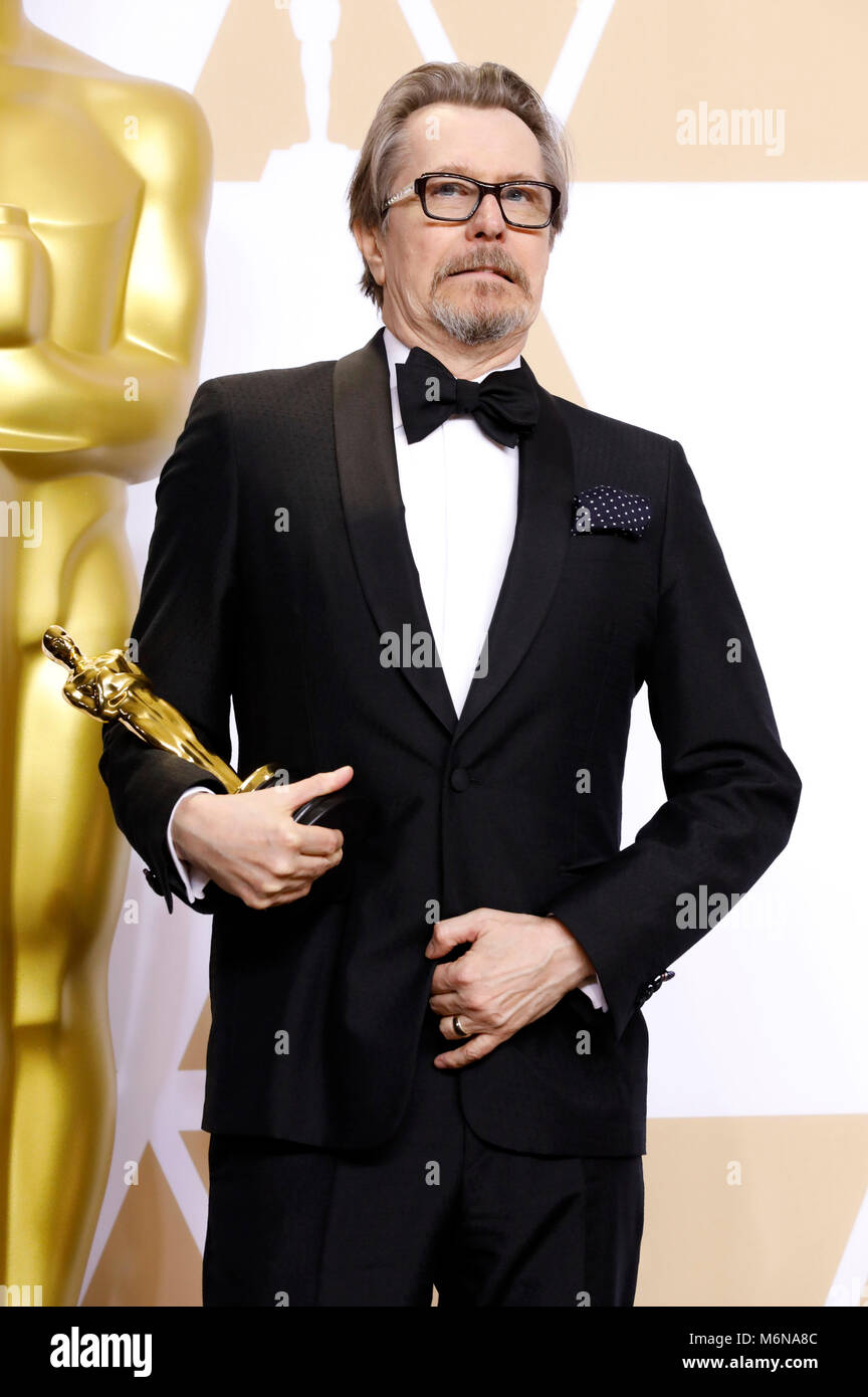 Gary Oldman, vincitore del premio per il migliore attore in un ruolo di leader", pone in sala stampa al novantesimo annuale di Academy Awards di Hollywood & Highland Center su Marzo 4, 2018 in Hollywood, la California. Foto Stock