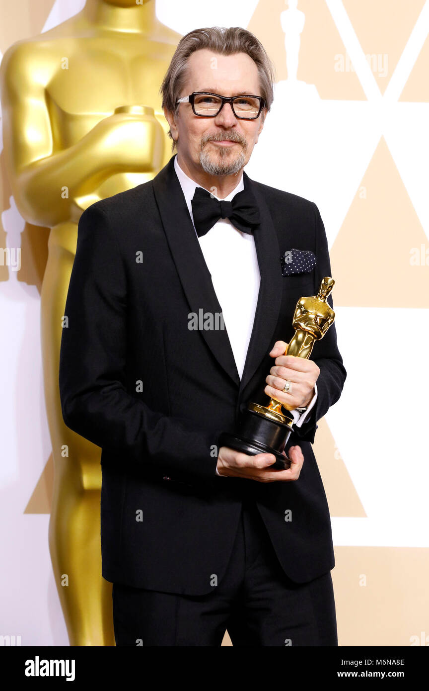 Gary Oldman, vincitore del premio per il migliore attore in un ruolo di leader", pone in sala stampa al novantesimo annuale di Academy Awards di Hollywood & Highland Center su Marzo 4, 2018 in Hollywood, la California. Foto Stock