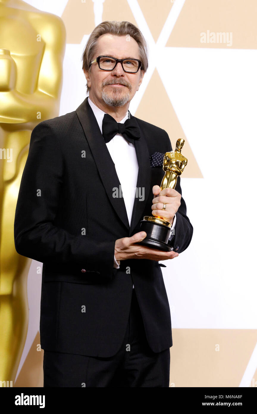 Gary Oldman, vincitore del premio per il migliore attore in un ruolo di leader", pone in sala stampa al novantesimo annuale di Academy Awards di Hollywood & Highland Center su Marzo 4, 2018 in Hollywood, la California. Foto Stock