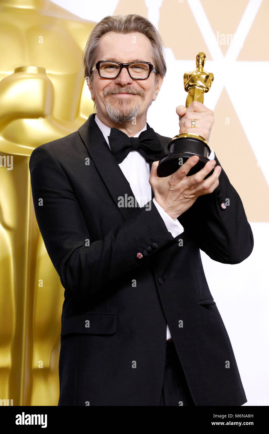 Gary Oldman, vincitore del premio per il migliore attore in un ruolo di leader", pone in sala stampa al novantesimo annuale di Academy Awards di Hollywood & Highland Center su Marzo 4, 2018 in Hollywood, la California. Foto Stock