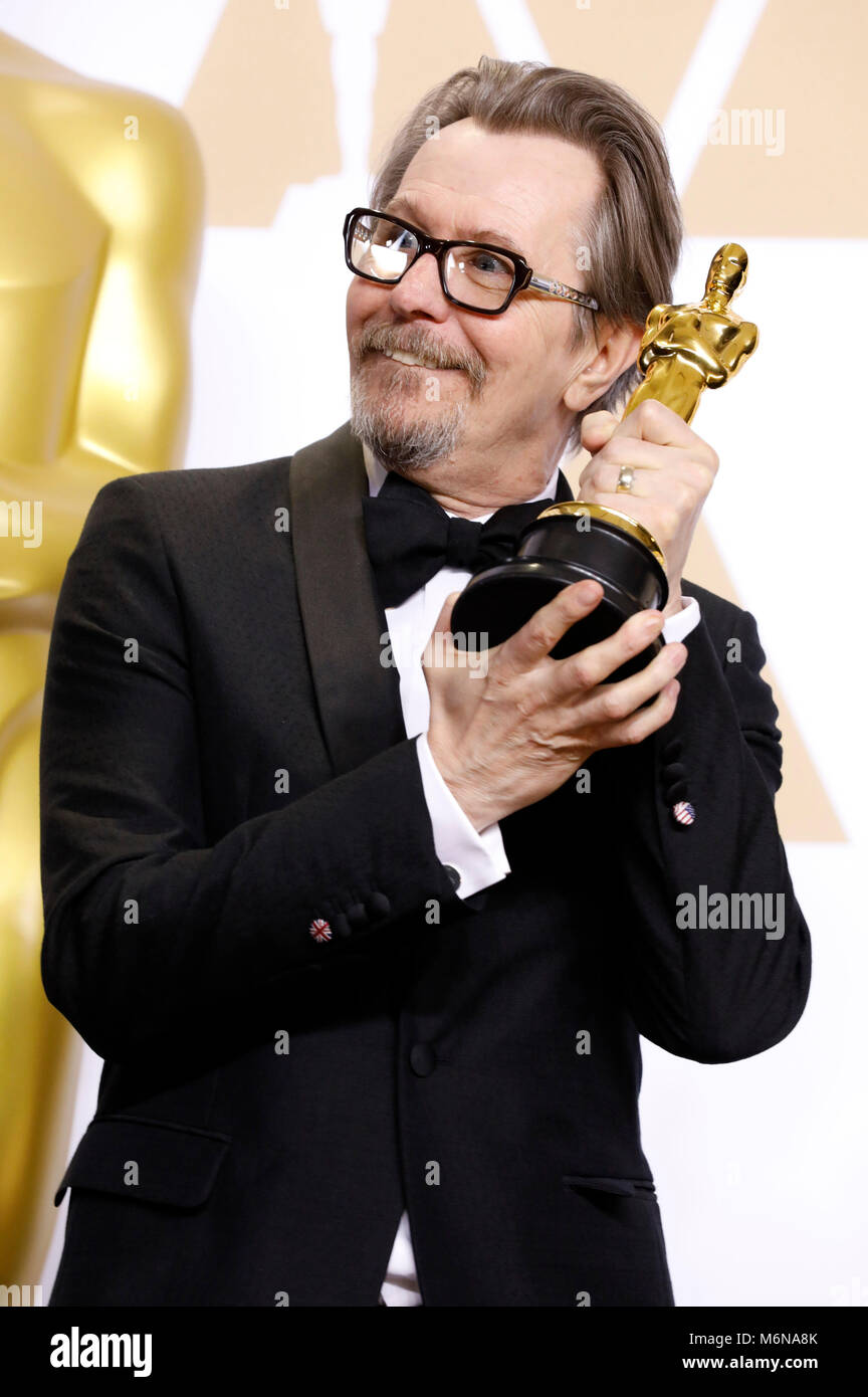 Gary Oldman, vincitore del premio per il migliore attore in un ruolo di leader", pone in sala stampa al novantesimo annuale di Academy Awards di Hollywood & Highland Center su Marzo 4, 2018 in Hollywood, la California. Foto Stock