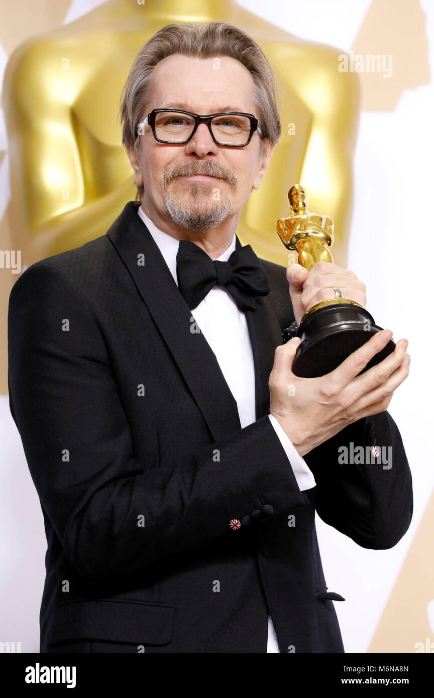Gary Oldman, vincitore del premio per il migliore attore in un ruolo di leader", pone in sala stampa al novantesimo annuale di Academy Awards di Hollywood & Highland Center su Marzo 4, 2018 in Hollywood, la California. Foto Stock
