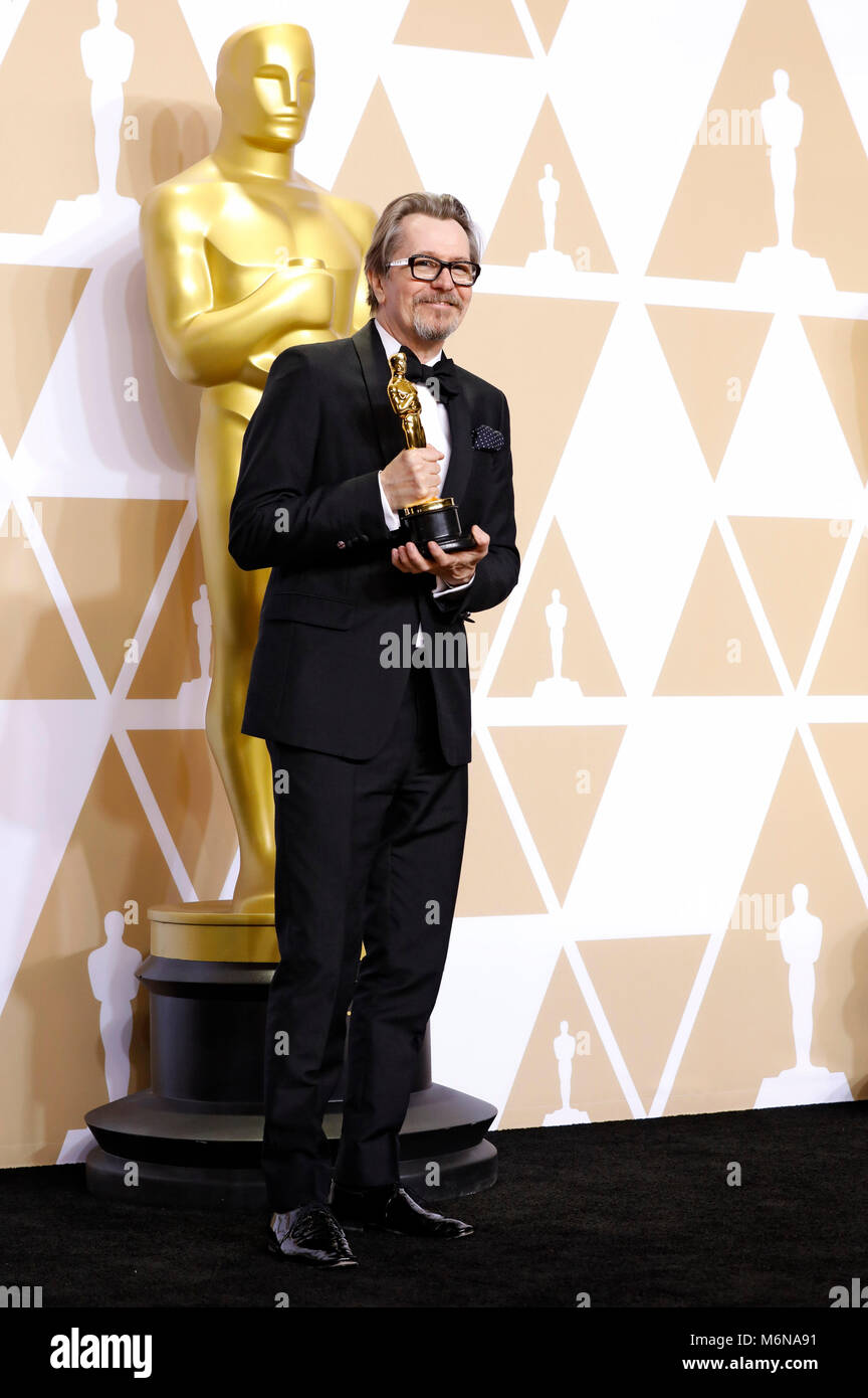Gary Oldman, vincitore del premio per il migliore attore in un ruolo di leader", pone in sala stampa al novantesimo annuale di Academy Awards di Hollywood & Highland Center su Marzo 4, 2018 in Hollywood, la California. Foto Stock