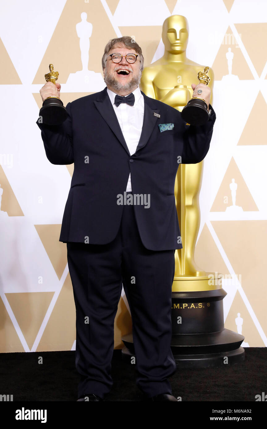 Guillermo del Toro, vincitore del premio per il "Miglior Regista e migliore immagine', pone in sala stampa al novantesimo annuale di Academy Awards di Hollywood & Highland Center su Marzo 4, 2018 in Hollywood, la California. Foto Stock