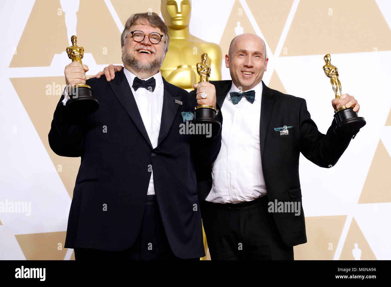 Guillermo del Toro e J. Miglia Dale, i vincitori del premio per il "Miglior Regista e migliore immagine', pongono in sala stampa al novantesimo annuale di Academy Awards di Hollywood & Highland Center su Marzo 4, 2018 in Hollywood, la California. Foto Stock