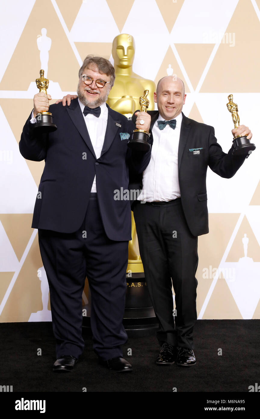 Guillermo del Toro e J. Miglia Dale, i vincitori del premio per il "Miglior Regista e migliore immagine', pongono in sala stampa al novantesimo annuale di Academy Awards di Hollywood & Highland Center su Marzo 4, 2018 in Hollywood, la California. Foto Stock