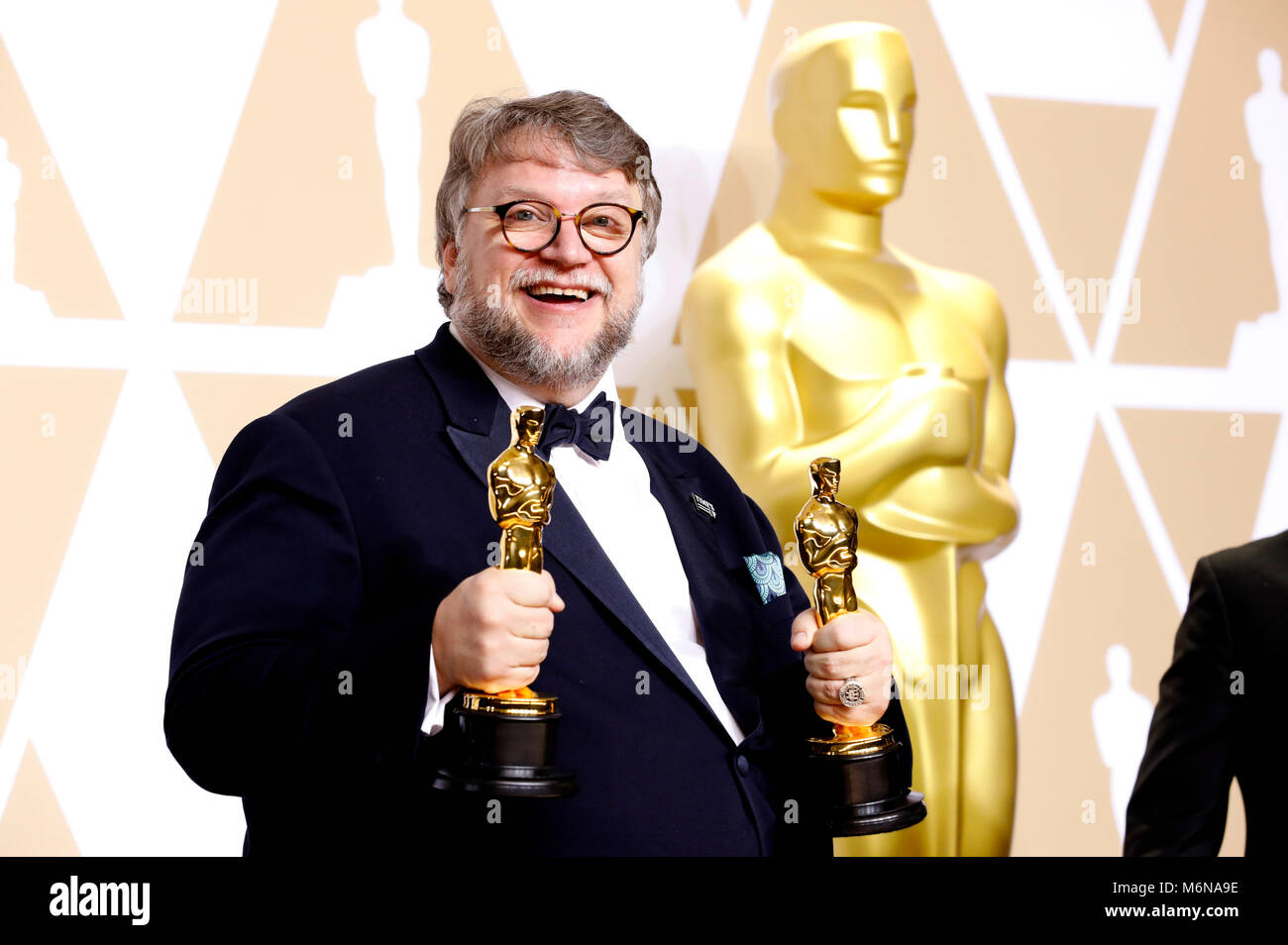 Guillermo del Toro, vincitore del premio per il "Miglior Regista e migliore immagine', pone in sala stampa al novantesimo annuale di Academy Awards di Hollywood & Highland Center su Marzo 4, 2018 in Hollywood, la California. Foto Stock