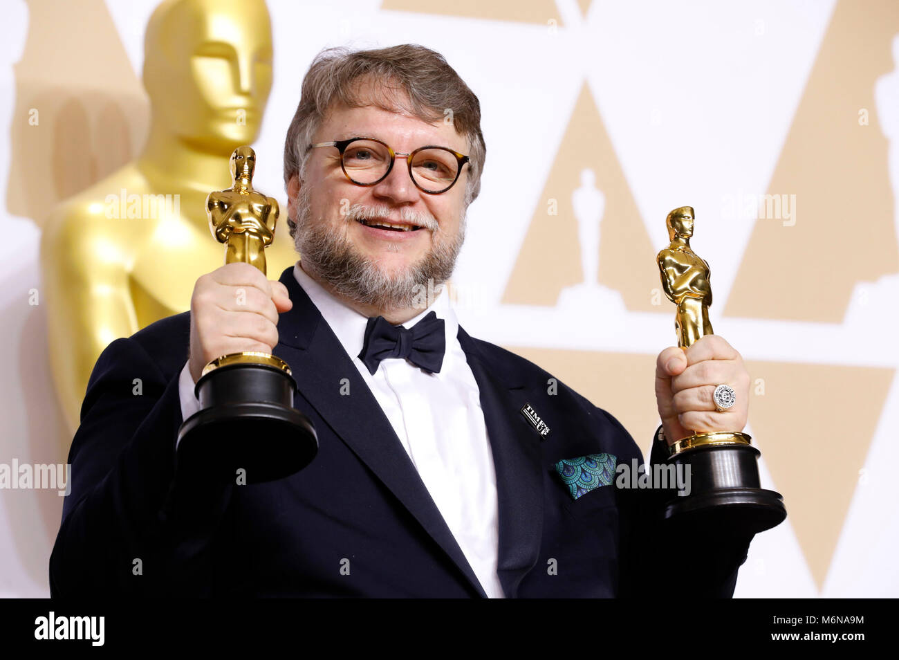 Guillermo del Toro, vincitore del premio per il "Miglior Regista e migliore immagine', pone in sala stampa al novantesimo annuale di Academy Awards di Hollywood & Highland Center su Marzo 4, 2018 in Hollywood, la California. Foto Stock