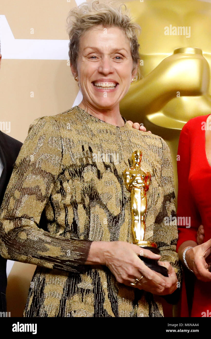Frances McDormand, vincitore del premio per la migliore attrice in un ruolo di leader", pongono in sala stampa al novantesimo annuale di Academy Awards di Hollywood & Highland Center su Marzo 4, 2018 in Hollywood, la California. Foto Stock