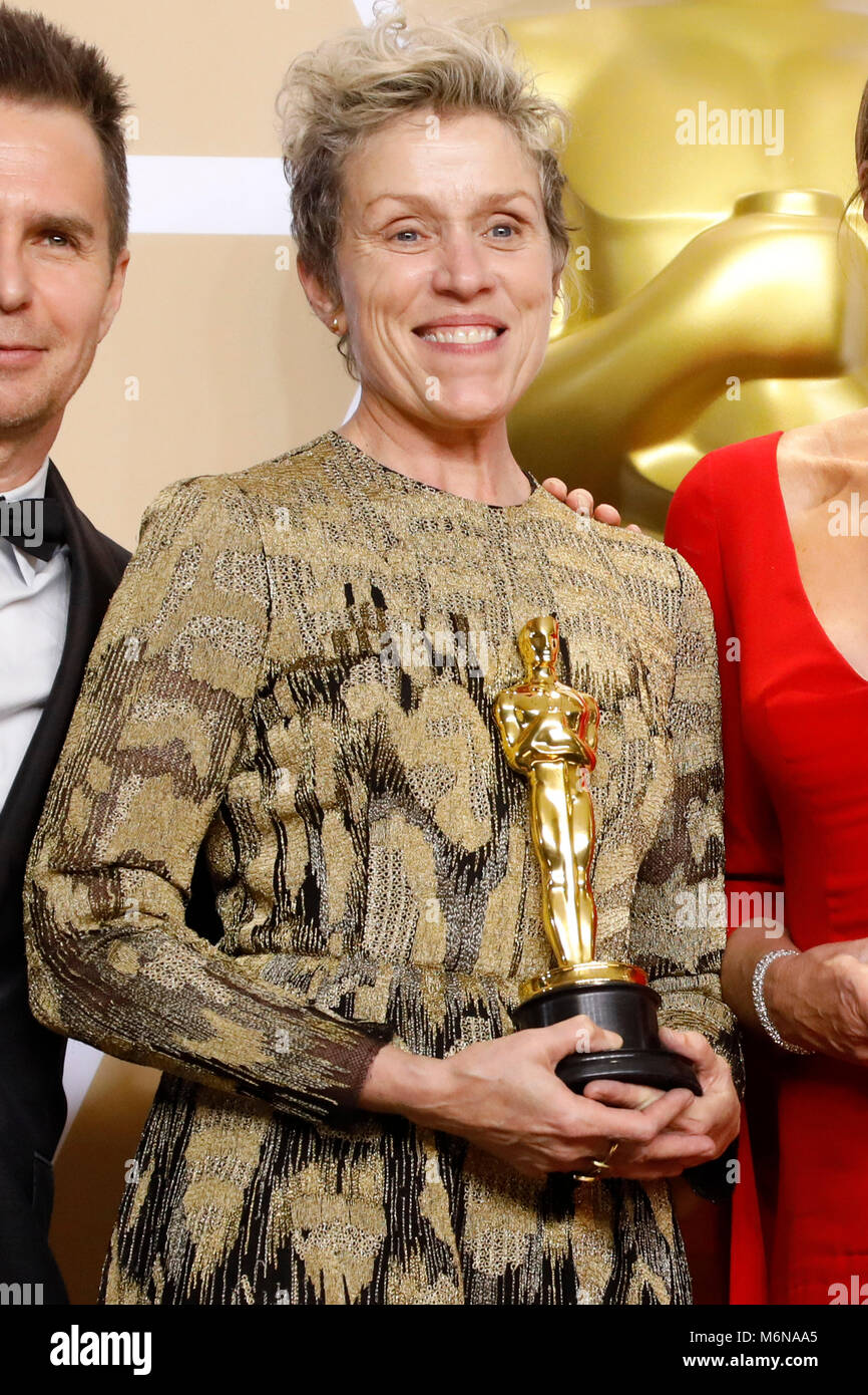 Frances McDormand, vincitore del premio per la migliore attrice in un ruolo di leader", pongono in sala stampa al novantesimo annuale di Academy Awards di Hollywood & Highland Center su Marzo 4, 2018 in Hollywood, la California. Foto Stock
