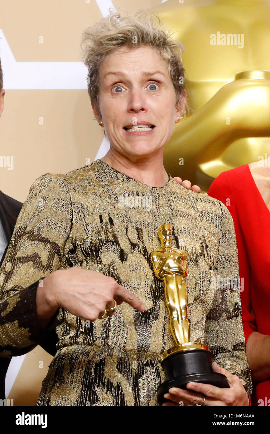 Frances McDormand, vincitore del premio per la migliore attrice in un ruolo di leader", pongono in sala stampa al novantesimo annuale di Academy Awards di Hollywood & Highland Center su Marzo 4, 2018 in Hollywood, la California. Foto Stock