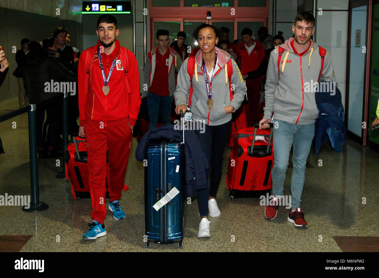 Madrid, Spagna. 05 Mar, 2018. Gli atleti spagnolo Saul Ordonez (L), Ana Peleteiro (C) y Oscar Husillos (R) arrivano a Madrid-Barajas Adolfo SUAREZ aeroporto dopo le loro prestazioni a Birmingham in campionato, a Madrid, lunedì 6 marzo 2018. Credito: Gtres Información más Comuniación on line, S.L./Alamy Live News Foto Stock Madrid, Spagna. 05 Mar, 2018. Gli atleti spagnolo Saul Ordonez (L), Ana Peleteiro (C) y Oscar Husillos (R) arrivano a Madrid-Barajas Adolfo SUAREZ aeroporto dopo le loro prestazioni a Birmingham in campionato, a Madrid, lunedì 6 marzo 2018. Credito: Gtres Información más Comuniación on line, S.L./Alamy Live News Foto Stock