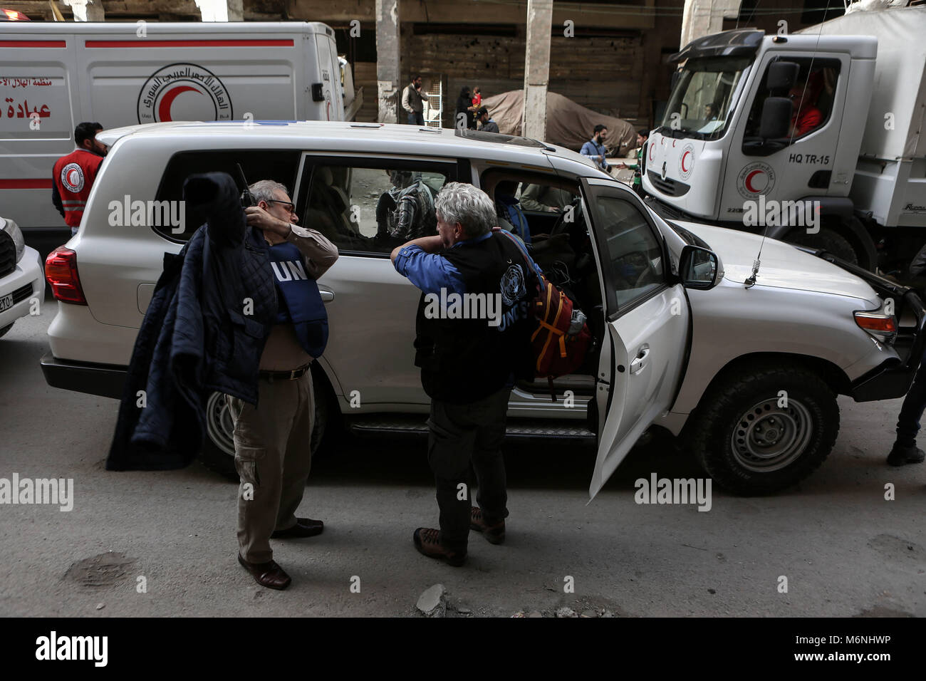 Gli stati membri delle Nazioni Unite prepararsi per fornire aiuto alla popolazione del ribelle-held città di Douma, nella parte orientale della provincia di Ghouta, Siria, 05 marzo 2018. Una 46-convoglio di camion che include le agenzie delle Nazioni Unite, il Comitato internazionale della Croce Rossa e della Syrian Arab Red Crescent, caricato con cibo per 27.500 persone, in aggiunta alla farina di grano, medico e gli elementi chirurgici è arrivato oggi a Douma. Foto: Samer Bouidani/dpa Foto Stock