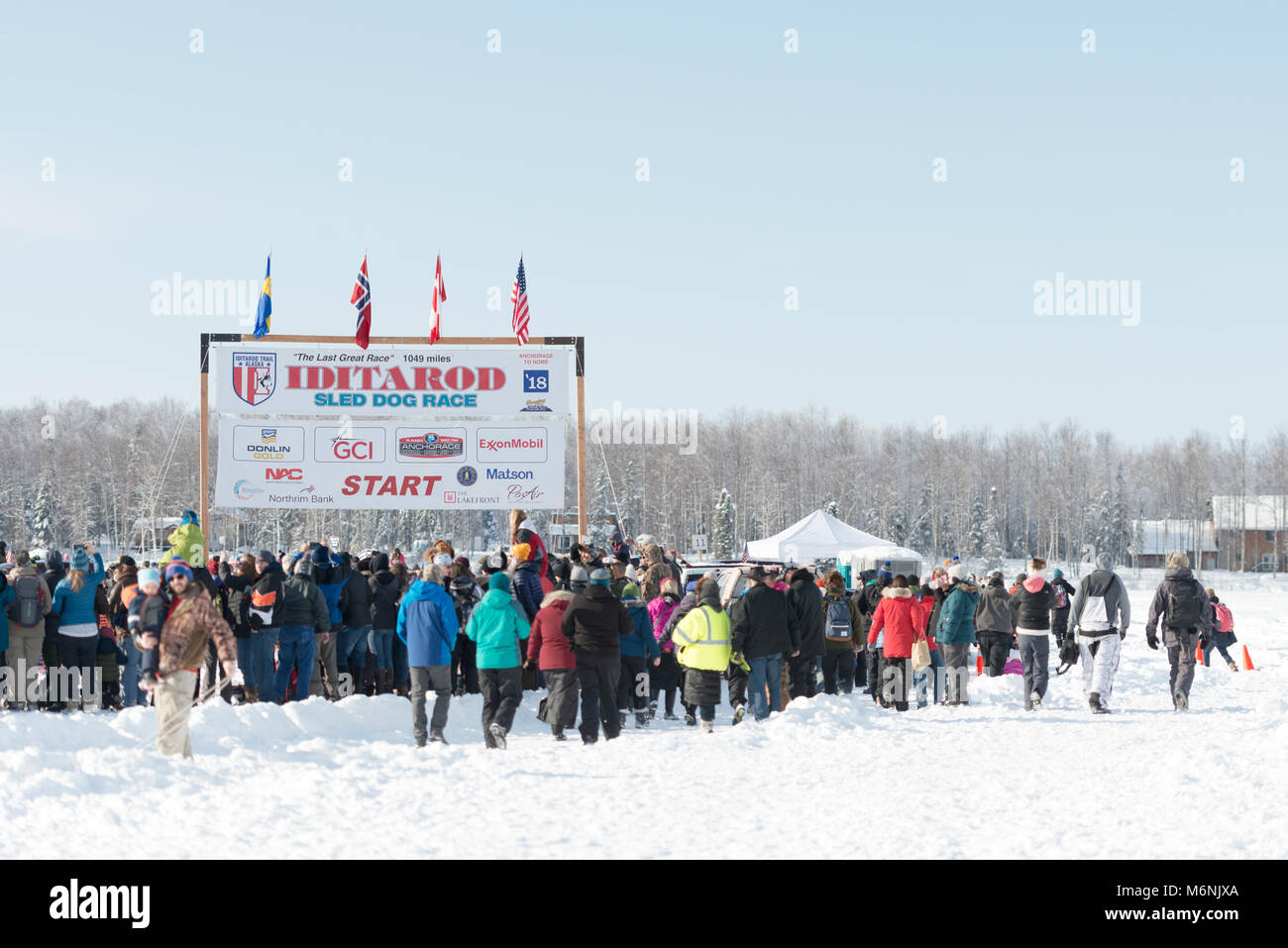 Willow, Alaska, Stati Uniti d'America. Mar 4, 2018. La folla raccolta presso la linea di partenza della Iditarod Sled Dog Race. Credito: Kristen Bentz/Alamy Live News Foto Stock