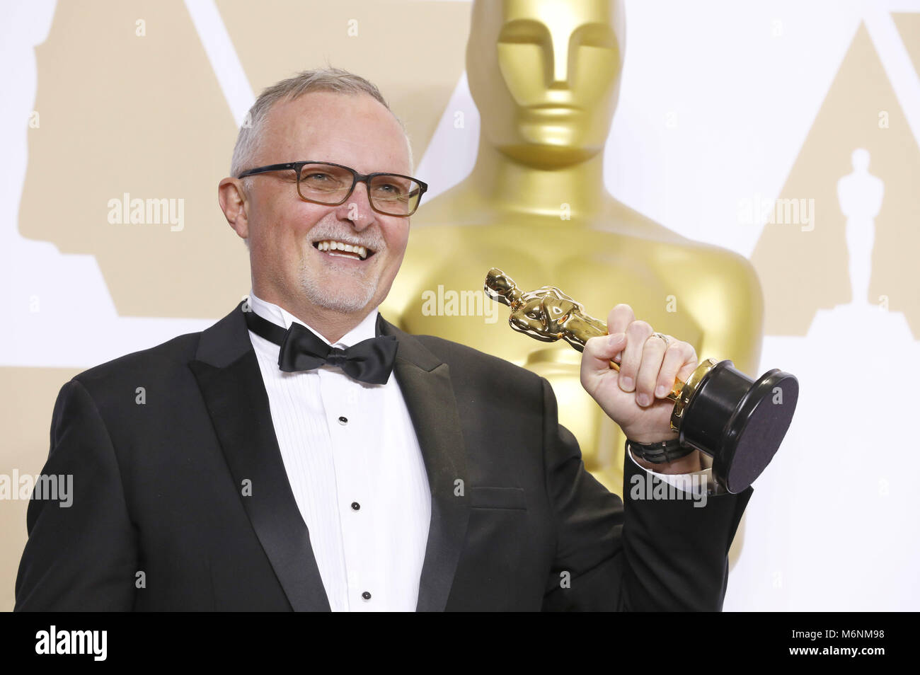 Hollywood, California. Mar 4, 2018. Lee Smith, vincitore del premio per il "Miglior Film Editing', pongono in sala stampa al novantesimo annuale di Academy Awards di Hollywood & Highland Center su Marzo 4, 2018 in Hollywood, la California. | Utilizzo di credito in tutto il mondo: dpa/Alamy Live News Foto Stock