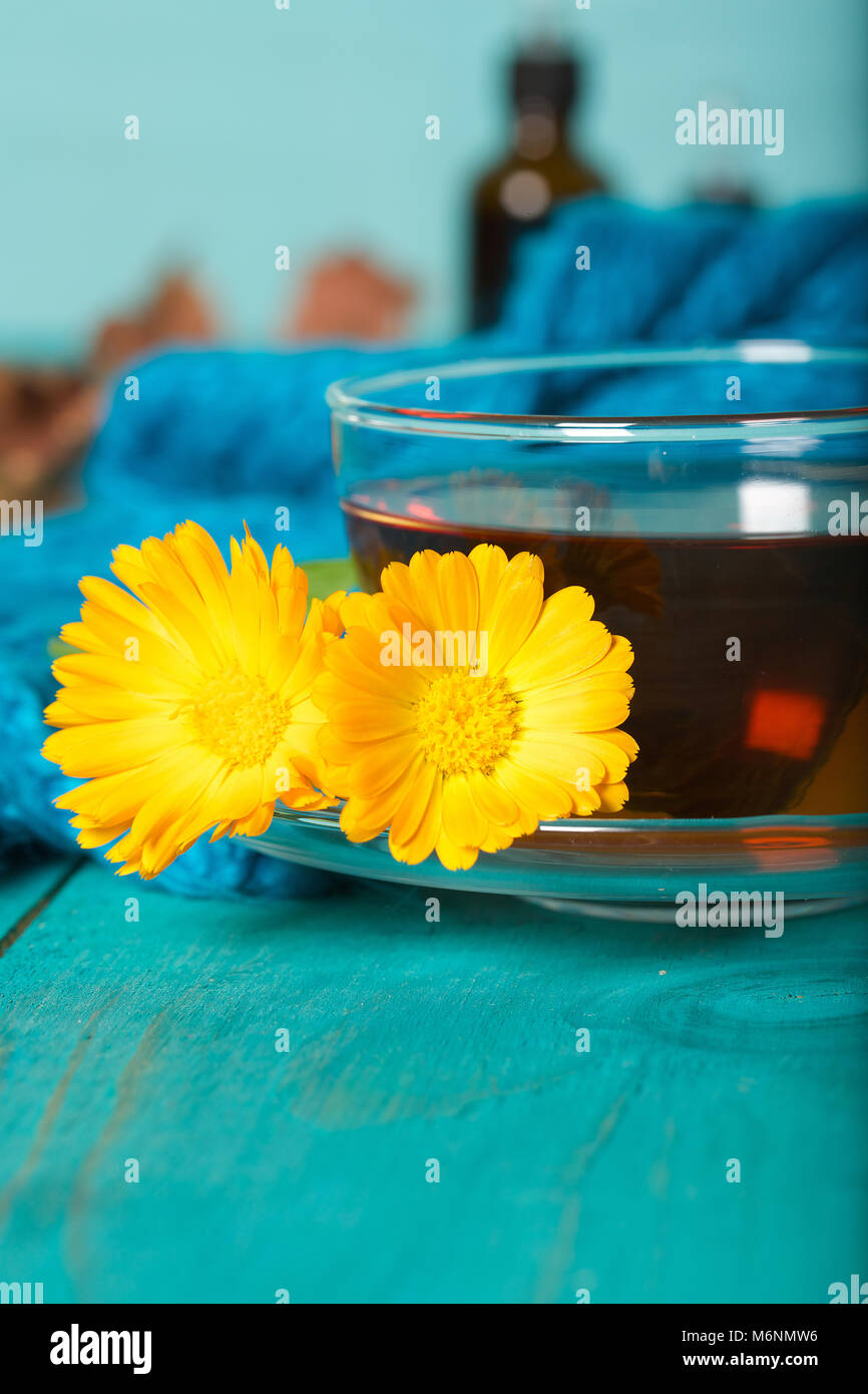 Tazza di tè di calendula. Foto Stock