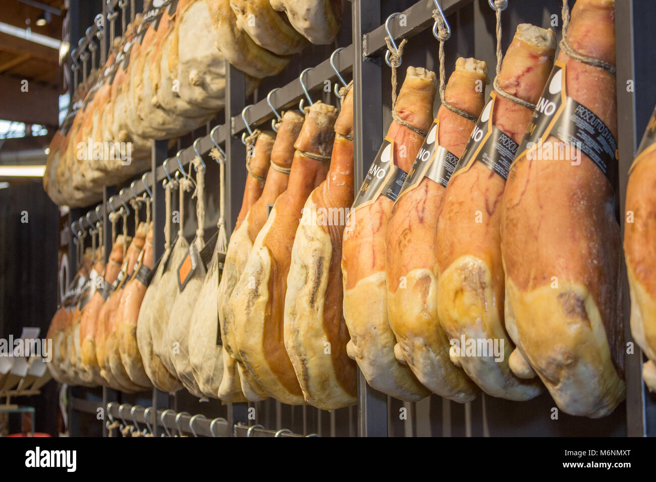 Prosciutto E Salumi Tipici Piatti Italiani Prodotti E Piatti Della Cucina Tradizionale Italiana Foto Stock Alamy