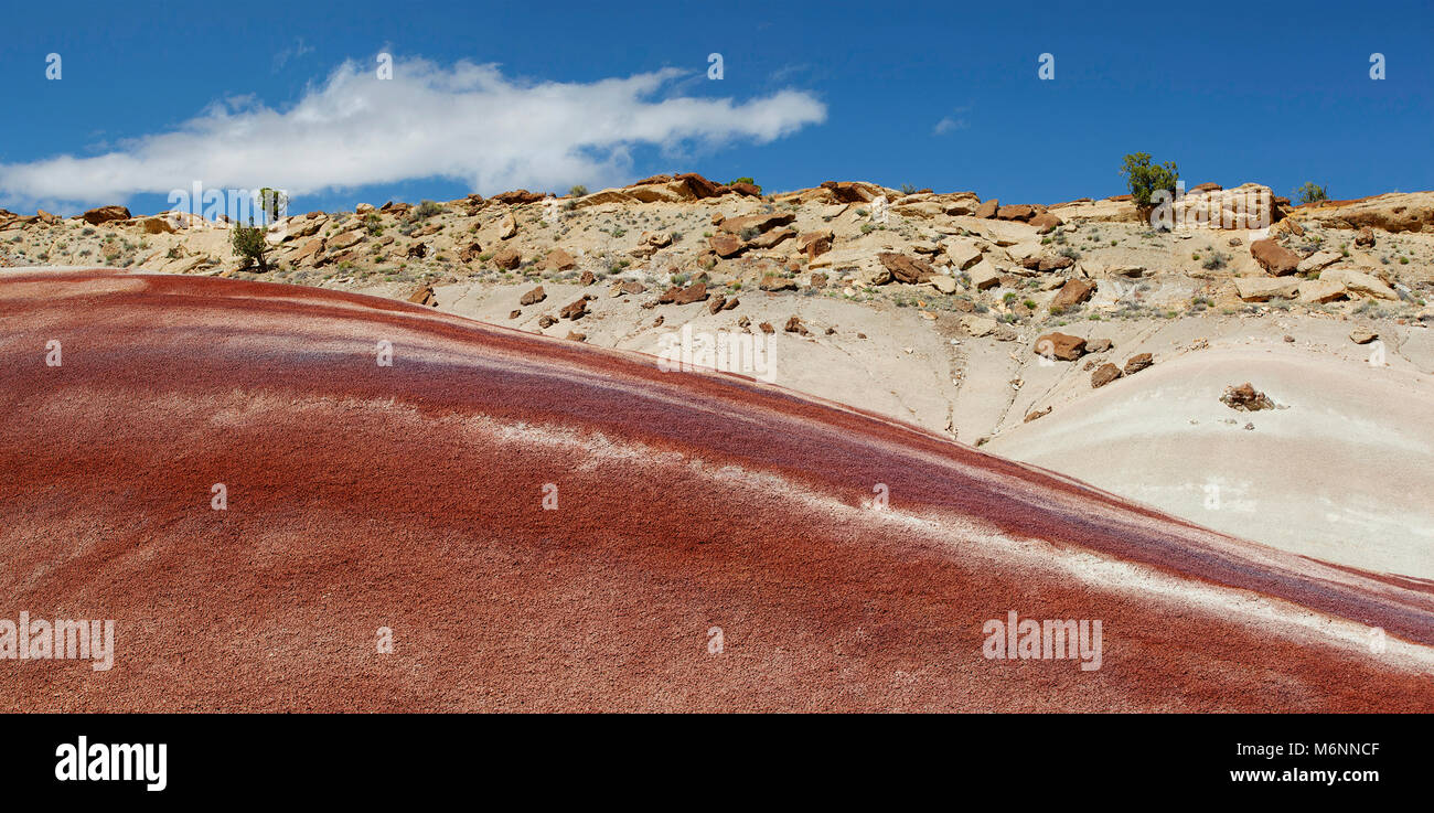Capitol Reef, central Utah, Stati Uniti d'America. Vista panoramica dalla strada alla big red e argilla gialla collina con bella nuvole nel cielo blu. Rocce colorate e argille Foto Stock