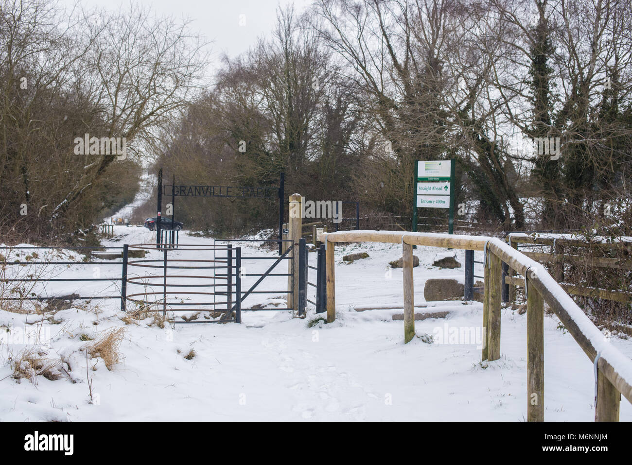 Strade innevate e percorsi nel West Midlands città di Telford in Shropshire. Temperature di congelamento e coperte di neve per rendere difficile la guida. Foto Stock